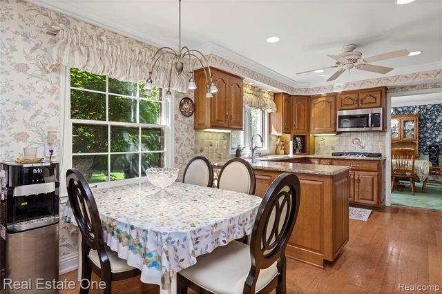 69 Willow Tree Place, Grosse Pointe Shores, MI 48236