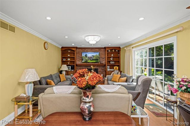 69 Willow Tree Place, Grosse Pointe Shores, MI 48236
