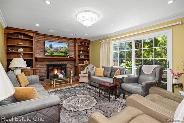69 Willow Tree Place, Grosse Pointe Shores, MI 48236