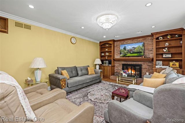 69 Willow Tree Place, Grosse Pointe Shores, MI 48236