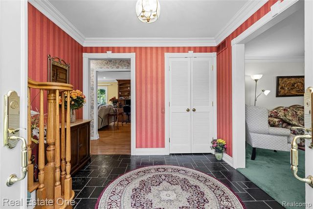69 Willow Tree Place, Grosse Pointe Shores, MI 48236