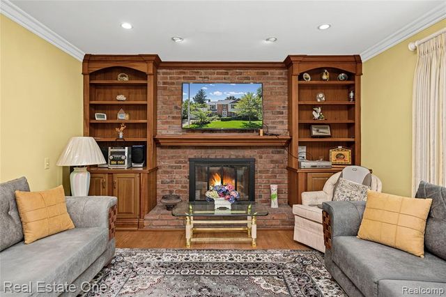 69 Willow Tree Place, Grosse Pointe Shores, MI 48236