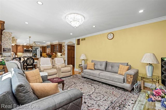 69 Willow Tree Place, Grosse Pointe Shores, MI 48236