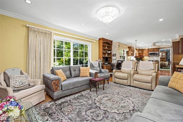 69 Willow Tree Place, Grosse Pointe Shores, MI 48236
