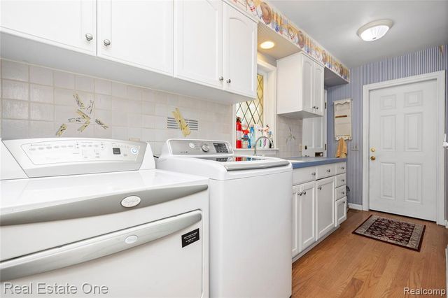 69 Willow Tree Place, Grosse Pointe Shores, MI 48236