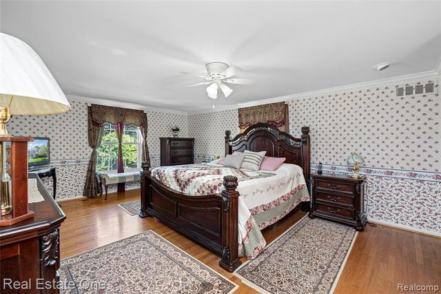 69 Willow Tree Place, Grosse Pointe Shores, MI 48236