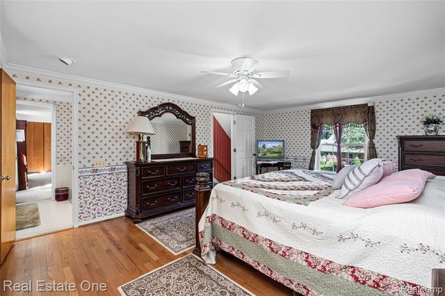 69 Willow Tree Place, Grosse Pointe Shores, MI 48236