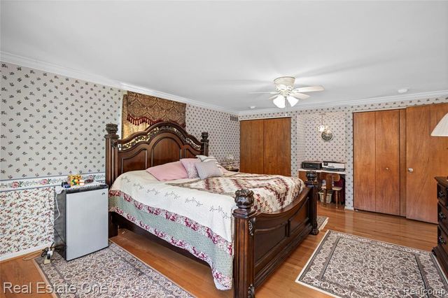 69 Willow Tree Place, Grosse Pointe Shores, MI 48236