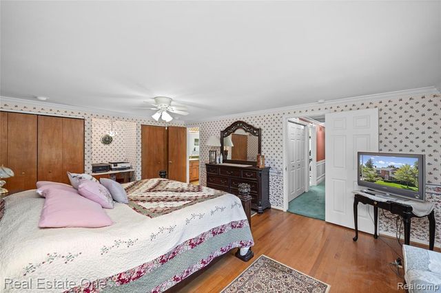 69 Willow Tree Place, Grosse Pointe Shores, MI 48236