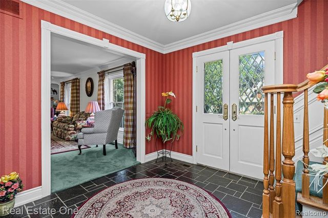 69 Willow Tree Place, Grosse Pointe Shores, MI 48236