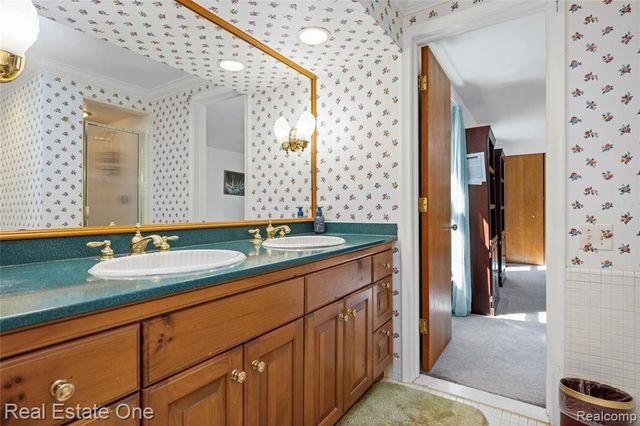 69 Willow Tree Place, Grosse Pointe Shores, MI 48236