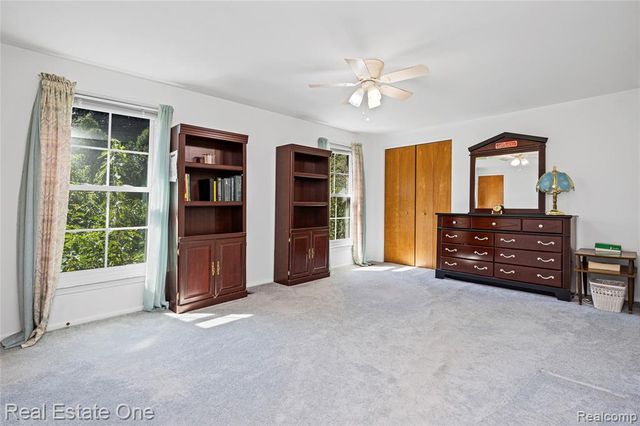 69 Willow Tree Place, Grosse Pointe Shores, MI 48236