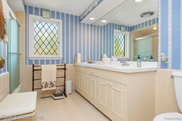 69 Willow Tree Place, Grosse Pointe Shores, MI 48236