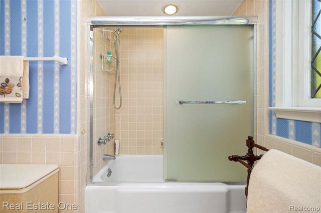 69 Willow Tree Place, Grosse Pointe Shores, MI 48236
