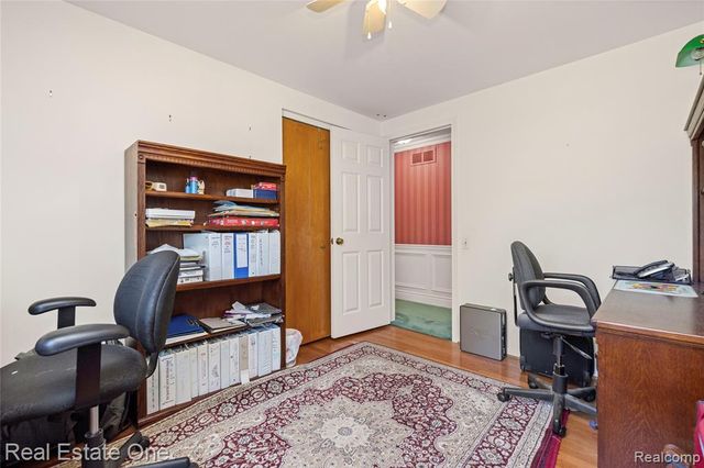 69 Willow Tree Place, Grosse Pointe Shores, MI 48236
