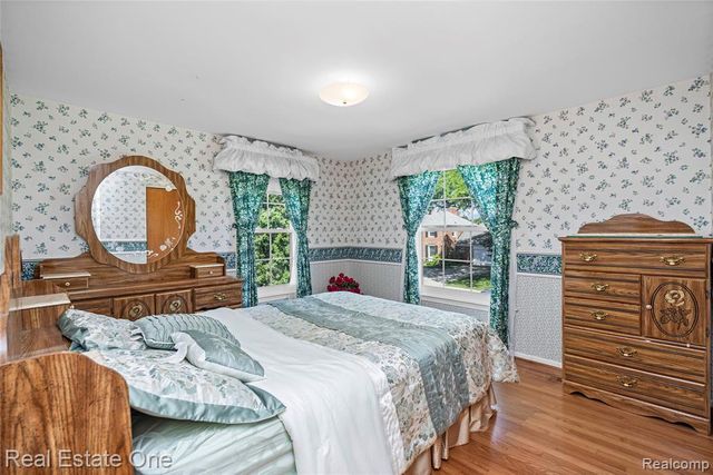 69 Willow Tree Place, Grosse Pointe Shores, MI 48236