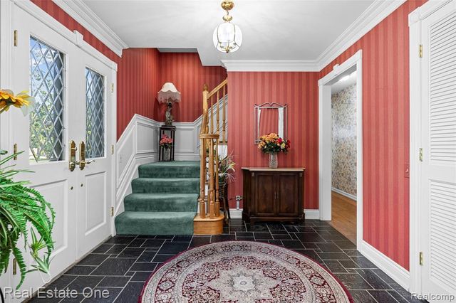 69 Willow Tree Place, Grosse Pointe Shores, MI 48236
