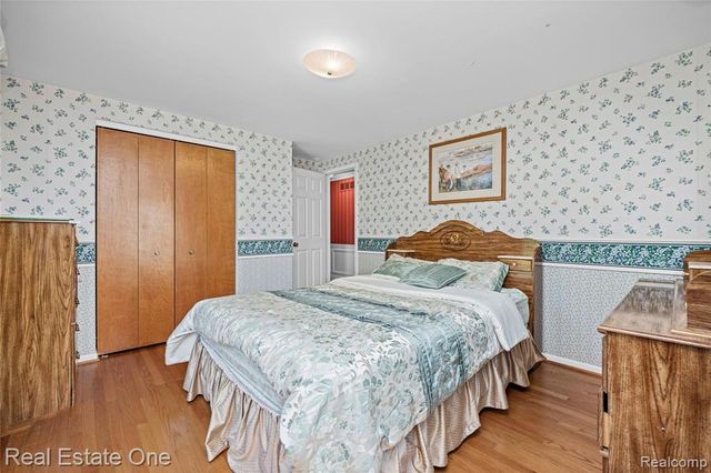 69 Willow Tree Place, Grosse Pointe Shores, MI 48236