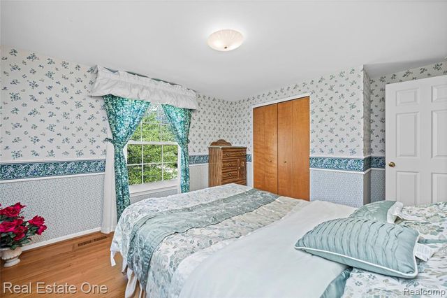 69 Willow Tree Place, Grosse Pointe Shores, MI 48236