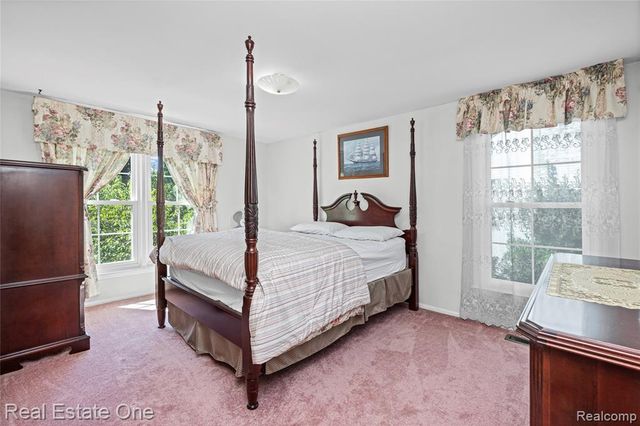 69 Willow Tree Place, Grosse Pointe Shores, MI 48236