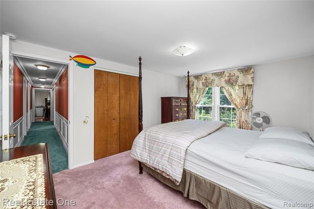 69 Willow Tree Place, Grosse Pointe Shores, MI 48236