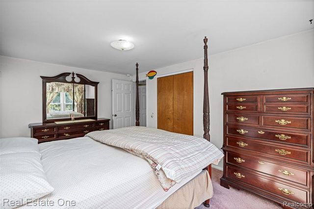 69 Willow Tree Place, Grosse Pointe Shores, MI 48236