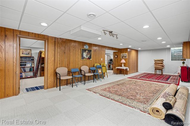 69 Willow Tree Place, Grosse Pointe Shores, MI 48236