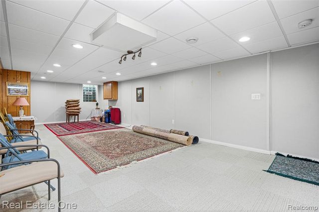 69 Willow Tree Place, Grosse Pointe Shores, MI 48236