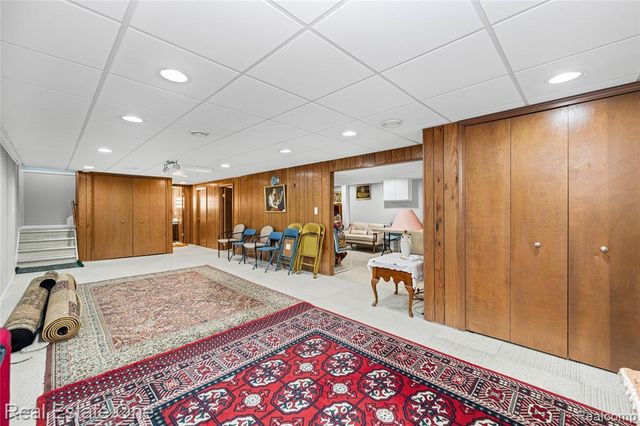69 Willow Tree Place, Grosse Pointe Shores, MI 48236