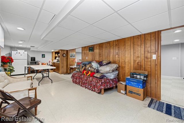69 Willow Tree Place, Grosse Pointe Shores, MI 48236