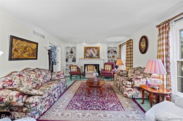 69 Willow Tree Place, Grosse Pointe Shores, MI 48236