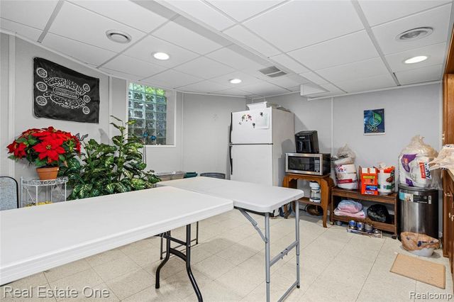 69 Willow Tree Place, Grosse Pointe Shores, MI 48236