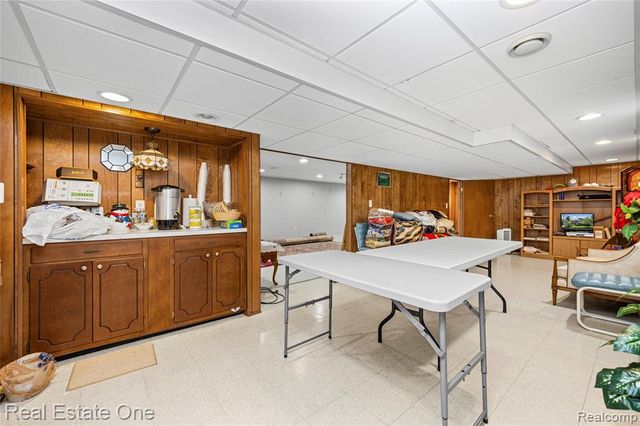 69 Willow Tree Place, Grosse Pointe Shores, MI 48236