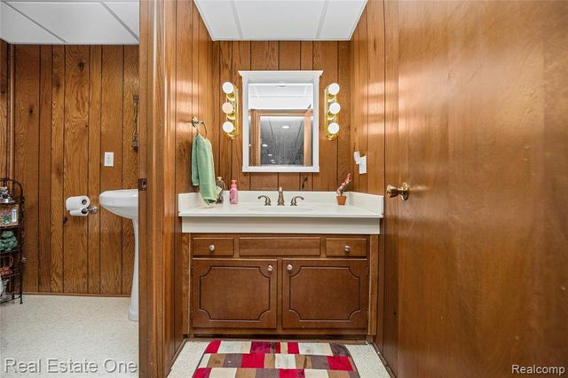 69 Willow Tree Place, Grosse Pointe Shores, MI 48236