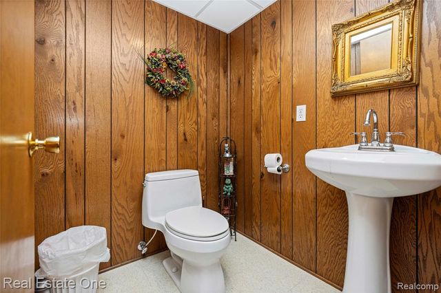 69 Willow Tree Place, Grosse Pointe Shores, MI 48236