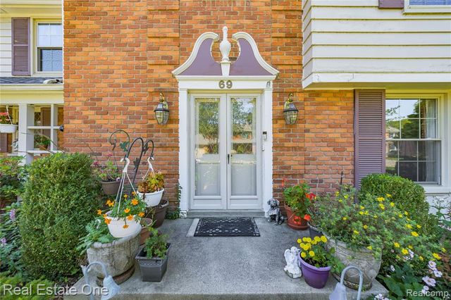 69 Willow Tree Place, Grosse Pointe Shores, MI 48236