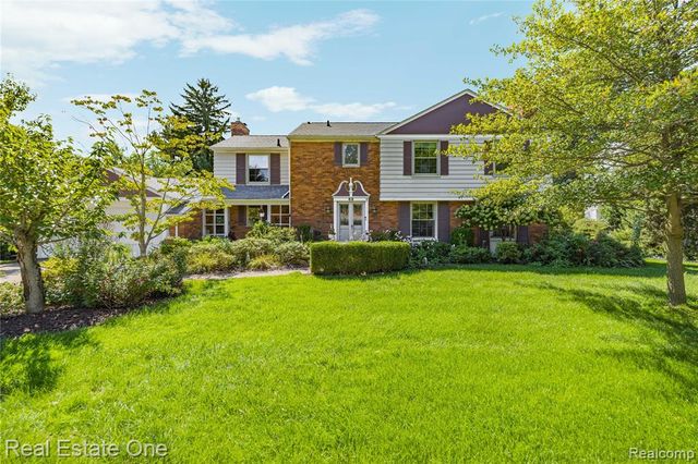 69 Willow Tree Place, Grosse Pointe Shores, MI 48236