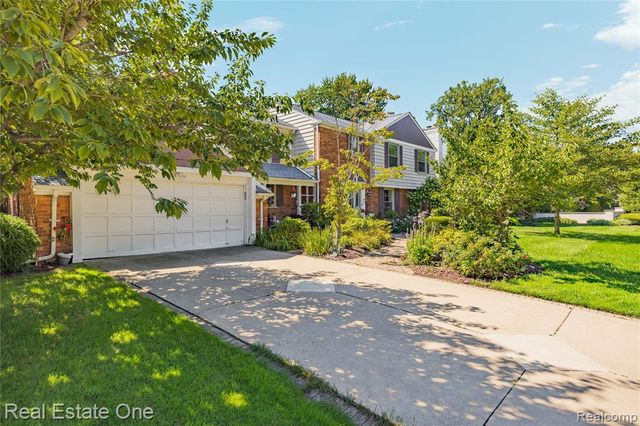 69 Willow Tree Place, Grosse Pointe Shores, MI 48236