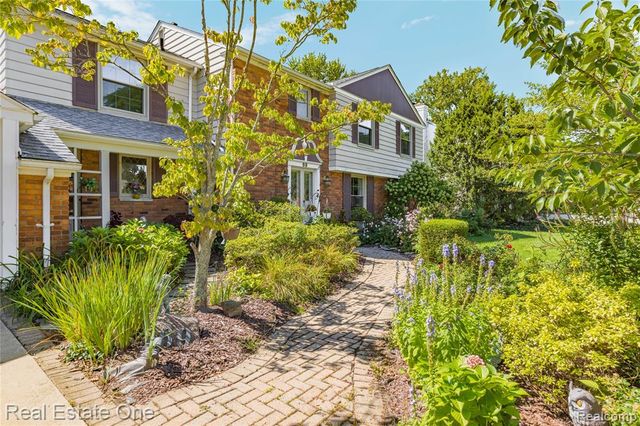 69 Willow Tree Place, Grosse Pointe Shores, MI 48236