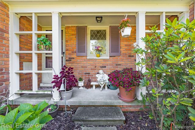 69 Willow Tree Place, Grosse Pointe Shores, MI 48236