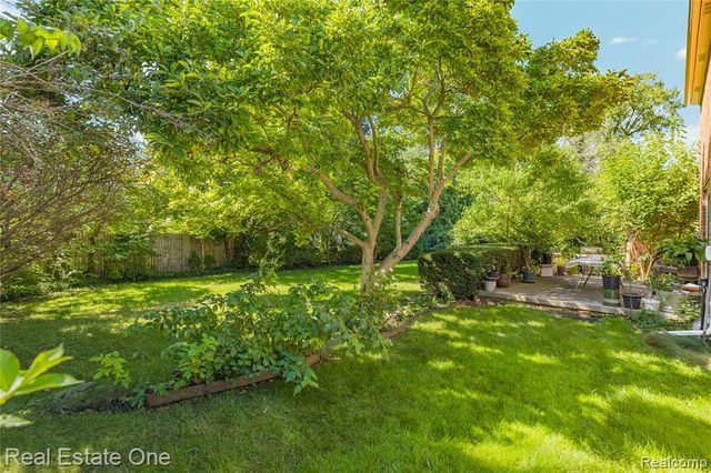 69 Willow Tree Place, Grosse Pointe Shores, MI 48236
