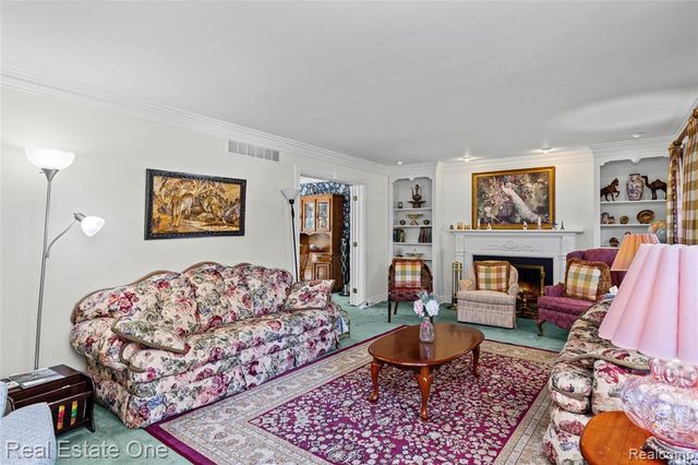 69 Willow Tree Place, Grosse Pointe Shores, MI 48236