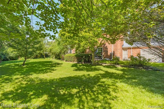 69 Willow Tree Place, Grosse Pointe Shores, MI 48236