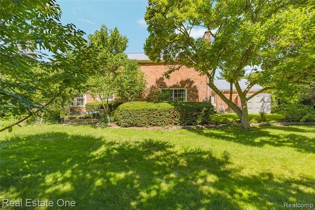 69 Willow Tree Place, Grosse Pointe Shores, MI 48236