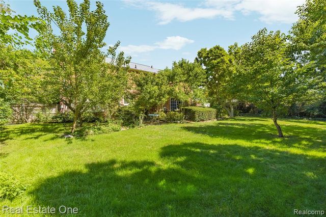 69 Willow Tree Place, Grosse Pointe Shores, MI 48236