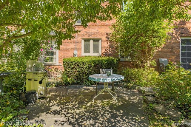 69 Willow Tree Place, Grosse Pointe Shores, MI 48236