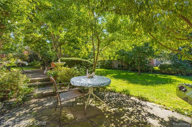 69 Willow Tree Place, Grosse Pointe Shores, MI 48236
