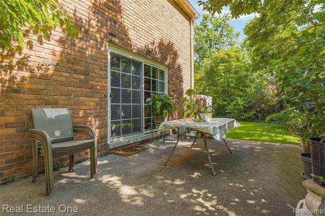 69 Willow Tree Place, Grosse Pointe Shores, MI 48236