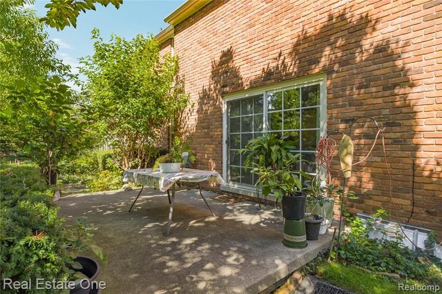 69 Willow Tree Place, Grosse Pointe Shores, MI 48236
