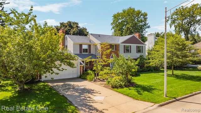 69 Willow Tree Place, Grosse Pointe Shores, MI 48236